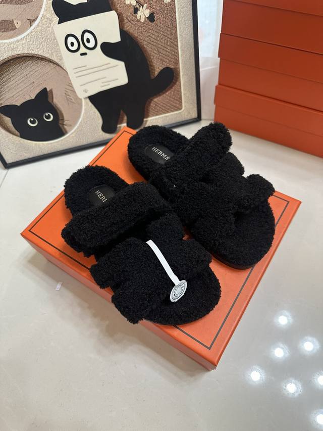 橙子出厂价 Hermes 爱马仕秋冬新款 泰迪毛毛拖鞋 魔术贴二舅拖 Chypre系列 毛茸茸的 敲可爱的，踩云脚感，光脚或者搭配个袜子穿，都时髦的不行哦 鞋底