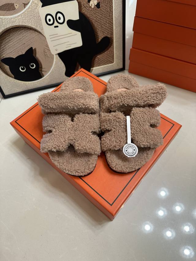 橙子出厂价 Hermes 爱马仕秋冬新款 泰迪毛毛拖鞋 魔术贴二舅拖 Chypre系列 毛茸茸的 敲可爱的，踩云脚感，光脚或者搭配个袜子穿，都时髦的不行哦 鞋底