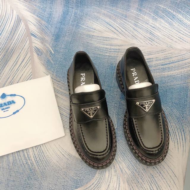橙子出厂价 Prada 普拉达新款 厚底乐福鞋 T台走秀主推款！ 皮面哑光 整个系列都充满了令人兴奋和意外的元素结合！复古带点贵气的感觉，上脚非常完美 无论还是
