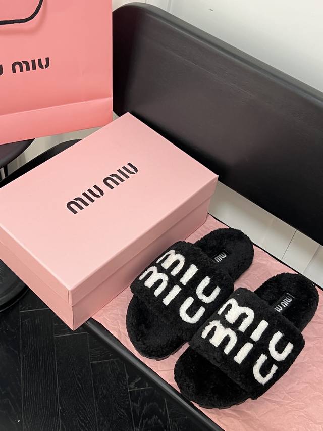 橙子出厂价 Miumiu 缪缪 秋冬新款毛毛拖鞋 可甜可盐的喵喵女孩 质感的毛毛给这款增添不少少女心。 原版 1：1开发，各大明星 网红的热爱款 ， 原版开模水