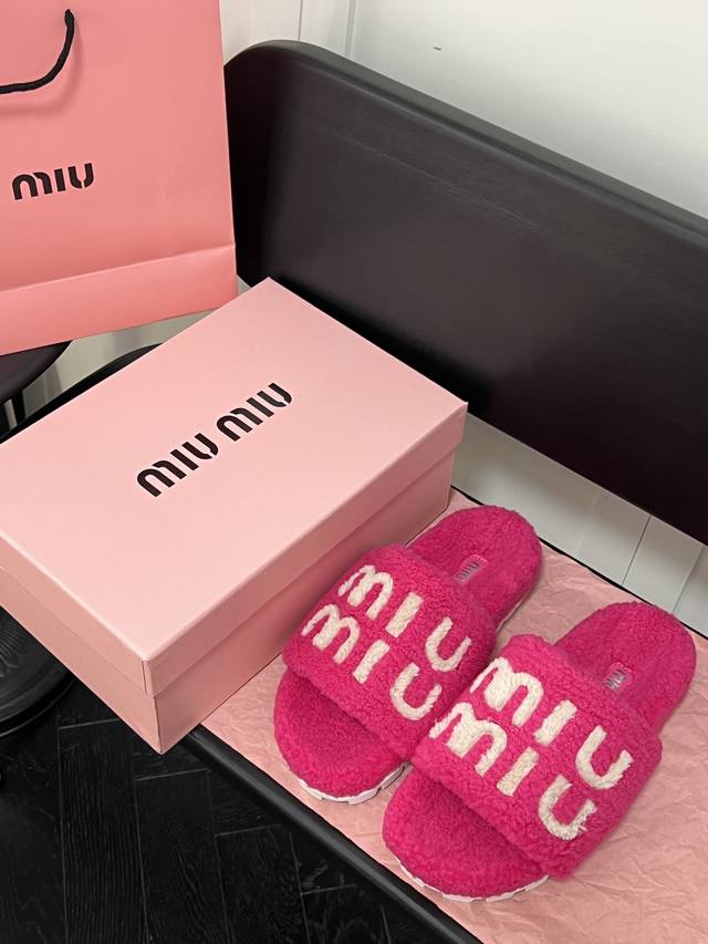 橙子出厂价 Miumiu 缪缪 秋冬新款毛毛拖鞋 可甜可盐的喵喵女孩 质感的毛毛给这款增添不少少女心。 原版 1：1开发，各大明星 网红的热爱款 ， 原版开模水