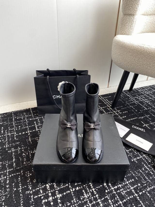 橙子出厂价 Chanel 香奈儿 秋冬新款 蝴蝶结白雪公主粗跟短靴 后拉链弹力靴 白色弹力小羊皮拼接黑色小牛漆皮 瘦腿神器，上脚很是惊艳！巨显高显瘦，众多明星各