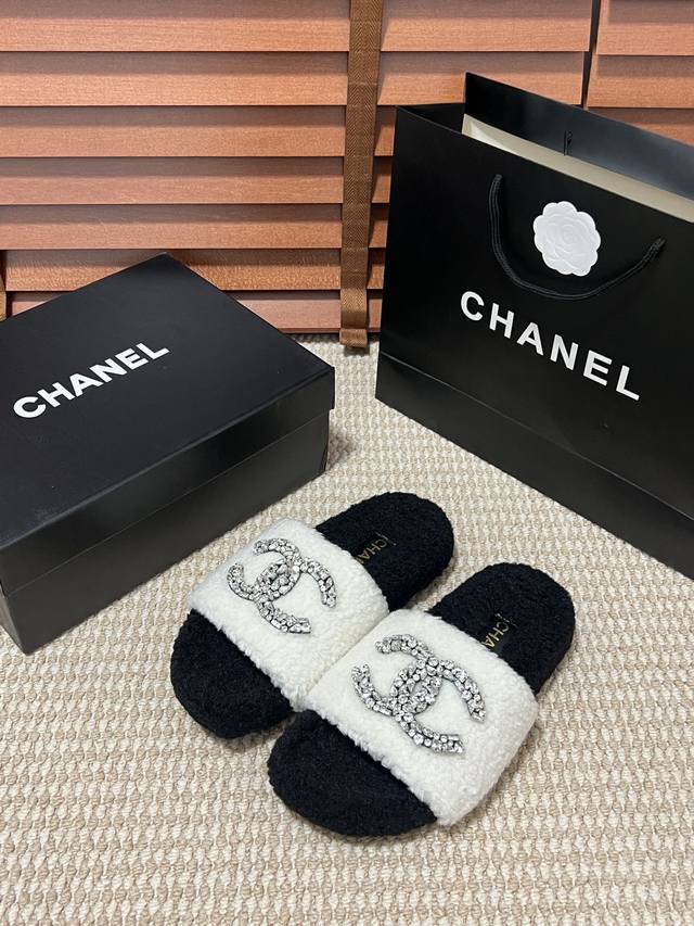 橙子出厂价 Chanel 香奈儿 秋冬新款 双c水钻扣毛毛拖鞋 小红书推荐 热搜新款 明星同款 原版开模 代购版本 进口环保羊羔毛 原版玻璃水钻扣 私膜 Tpu
