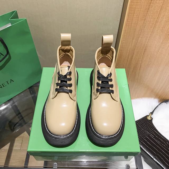 出厂： 男款+5 Bv 厚底洛克靴厚底小短靴这款绝对是实体店最受欢迎的一款、没有之一三个颜色都是首选、非常好看百搭、高低款选择、不用犹豫、入手做最亮的仔 标准码