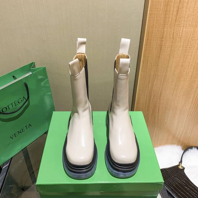 出厂： 男款+5 Bv 网红同款 Bv今年大热每一款都设计感满满，这款靴子上脚超级显腿细，完全不想脱掉，搭配长裤、短裤、裙子都ok，对腿粗腿细的妹子都很友好特别