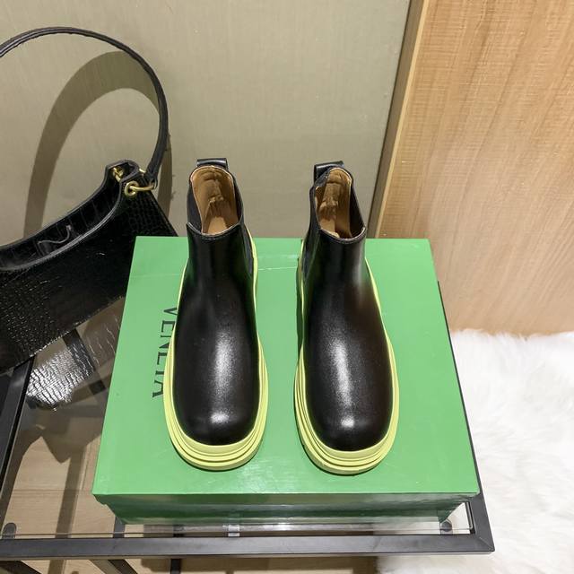 出厂： Bv 彩色短靴你绝对想不到这款短靴在这个季节会那么火爆果冻色鞋底首发出货、真的好卖到你完全不相信、某宝一天销量300多双，强烈推荐实体店购入一双摆版 标