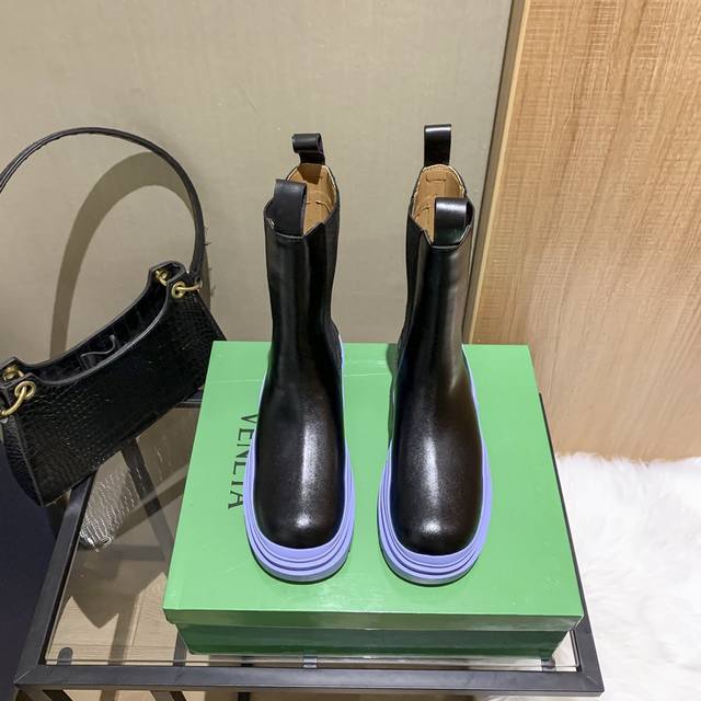 出厂： Bv 彩色短靴你绝对想不到这款短靴在这个季节会那么火爆果冻色鞋底首发出货、真的好卖到你完全不相信、某宝一天销量300多双，强烈推荐实体店购入一双摆版 标