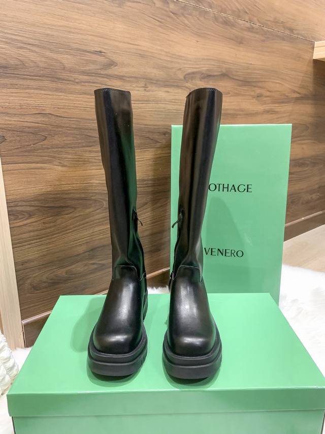 出厂： Bv 长靴火热上新啦全新版本系列产品、上脚舒服好穿、官网同步更新产品寒冷的冬天怎么少得了它、标准码数小矮跟系列、代理们最好卖的一款 标准码数：35-40