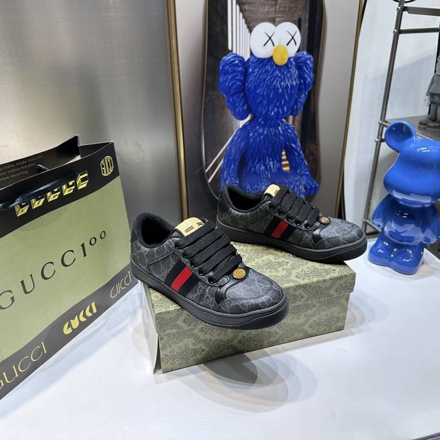 出厂： 芯片+全套柜柜包装 市场最高版本。 Gucci古驰全新升级后套内里，顶级做旧小脏鞋，Screener 系列饰水晶运动鞋 G小脏鞋镶钻款 蓝色水钻，经典休