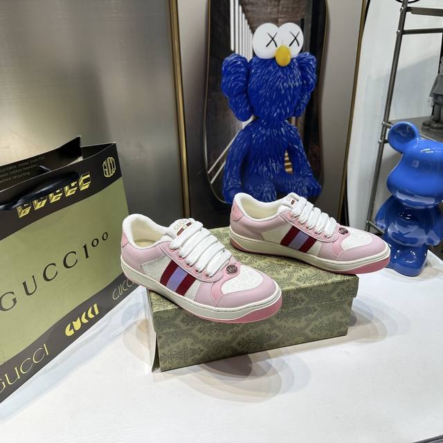 出厂： 芯片+全套柜柜包装 市场最高版本。 Gucci古驰全新升级后套内里，顶级做旧小脏鞋，Screener 系列饰水晶运动鞋 G小脏鞋镶钻款 蓝色水钻，经典休