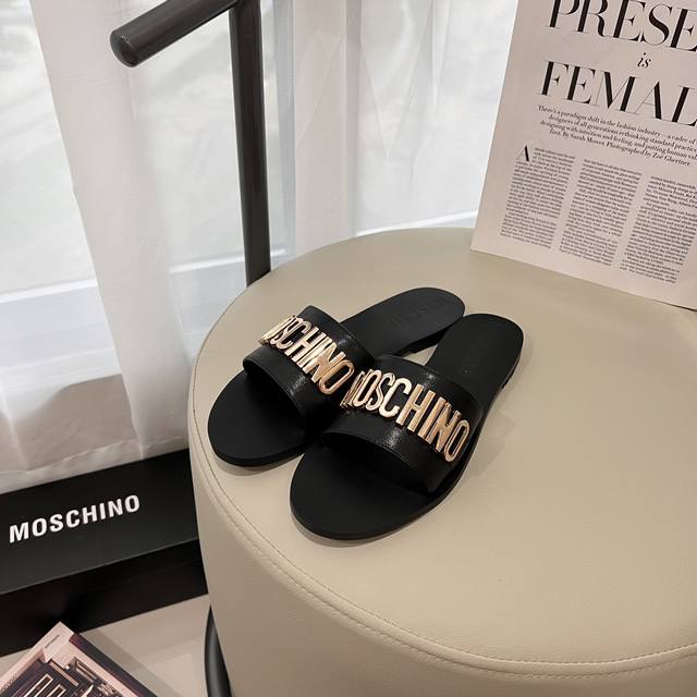 出厂： Moschino 顶级专柜 秋冬限定 官网上新 独家首发 Mos M扣平底拖 Moschino Ms拖鞋 拖鞋 小红书推荐 时装周新款 太古里街拍同款