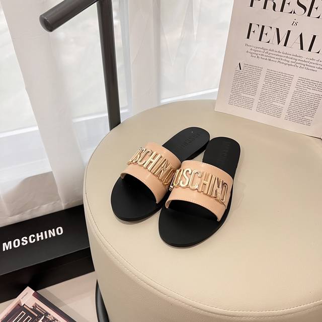 出厂： Moschino 顶级专柜 秋冬限定 官网上新 独家首发 Mos M扣平底拖 Moschino Ms拖鞋 拖鞋 小红书推荐 时装周新款 太古里街拍同款