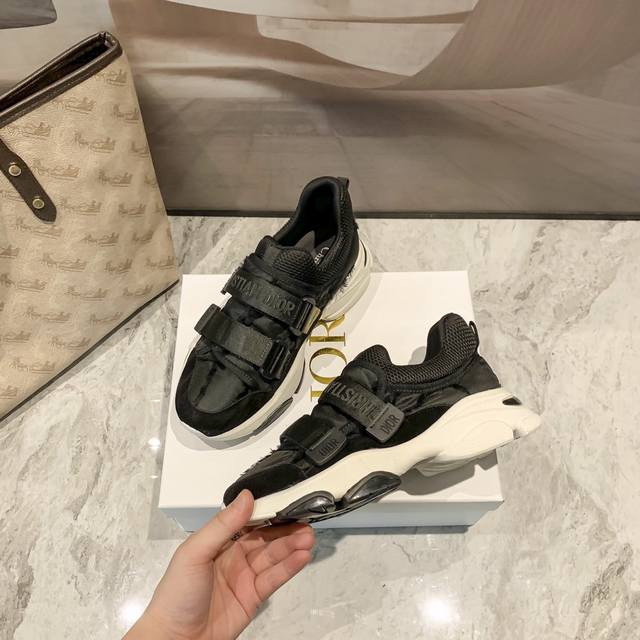 出厂： 迪奥运动鞋防滑底设计、升级版本、非常好看舒适的版面四个颜色选择、每一个都历尽千辛万苦四个月打造而成、进出专柜毫无压力羊皮垫脚，拒绝臭脚、绝对是女神们的福