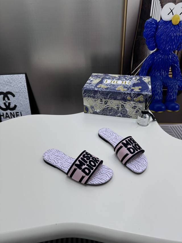 出厂： 新款迪奥miss Dior 系列平底拖鞋，经典上乘美艳力作 Dior专柜最火春夏系列 兼备气质 时尚 经典耐看的设计风格 上脚效果特别美！原版复刻制作！