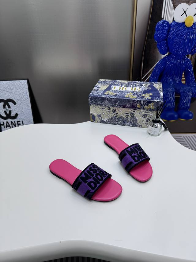 出厂： 新款迪奥miss Dior 系列平底拖鞋，经典上乘美艳力作 Dior专柜最火春夏系列 兼备气质 时尚 经典耐看的设计风格 上脚效果特别美！原版复刻制作！