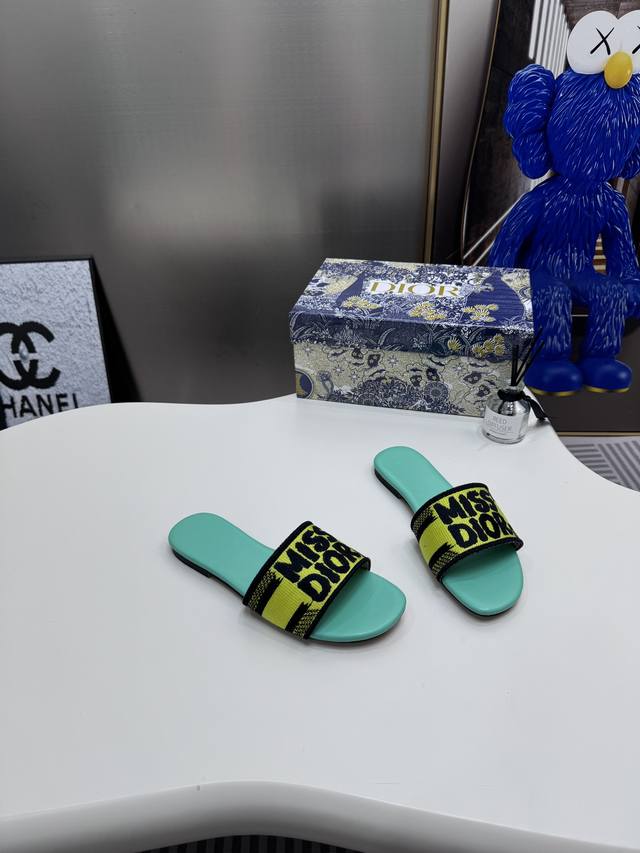 出厂： 新款迪奥miss Dior 系列平底拖鞋，经典上乘美艳力作 Dior专柜最火春夏系列 兼备气质 时尚 经典耐看的设计风格 上脚效果特别美！原版复刻制作！