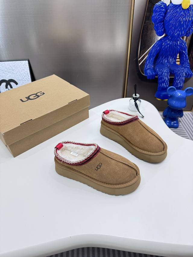 出厂： 皮毛一体 官网对版大底 民族风款 ～～Ugg-5092周冬雨同款款迷你低帮雪地靴毛毛鞋 寒冬刷星“暖潮风” Ugg改头换面刮起雪地里的时尚感。全羊皮毛一