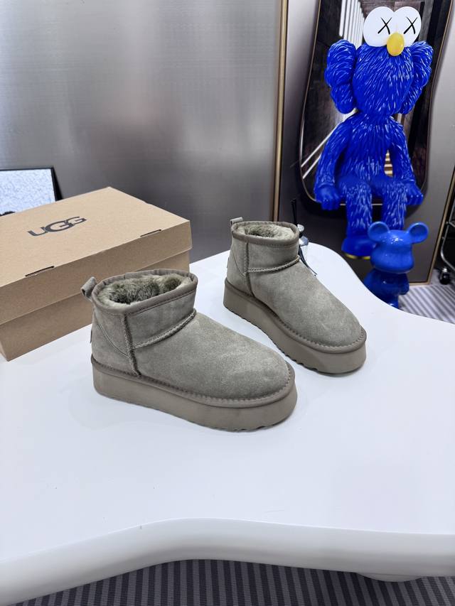 出厂： 皮毛一体 官网对版3层大底 ～～Ugg-5092周冬雨同款厚底款迷你低帮雪地靴毛毛鞋 寒冬刷星“暖潮风” Ugg改头换面刮起雪地里的时尚感。全羊皮毛一体