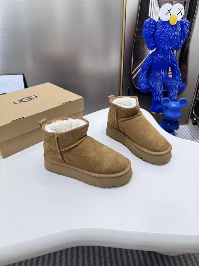 出厂： 皮毛一体 官网对版3层大底 ～～Ugg-5092周冬雨同款厚底款迷你低帮雪地靴毛毛鞋 寒冬刷星“暖潮风” Ugg改头换面刮起雪地里的时尚感。全羊皮毛一体