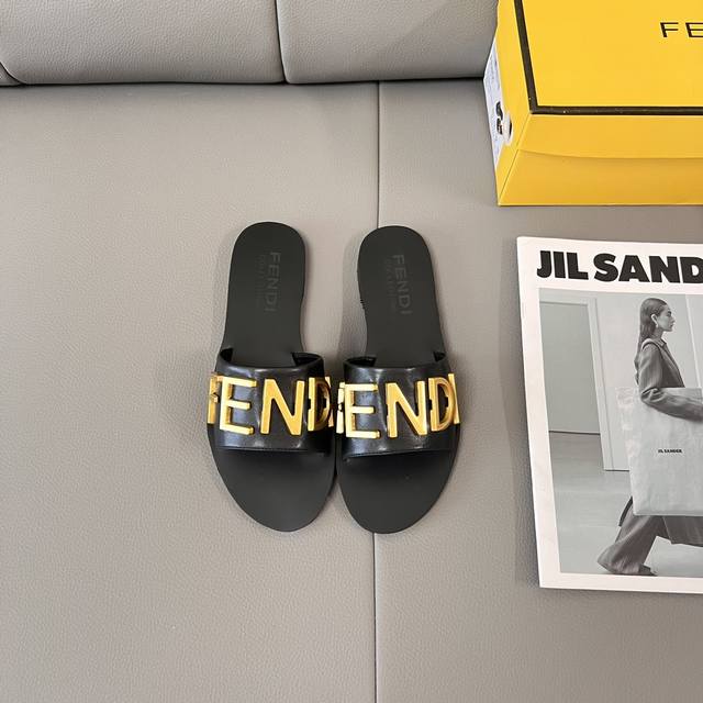 出厂： Fendi 芬迪 2025顶级专柜 早春新款 官网上新 Ff时装周新系列 芬迪 Fendi Ff 字母扣平底拖 Ff拖鞋 Fendi拖鞋 Fendi鞋控