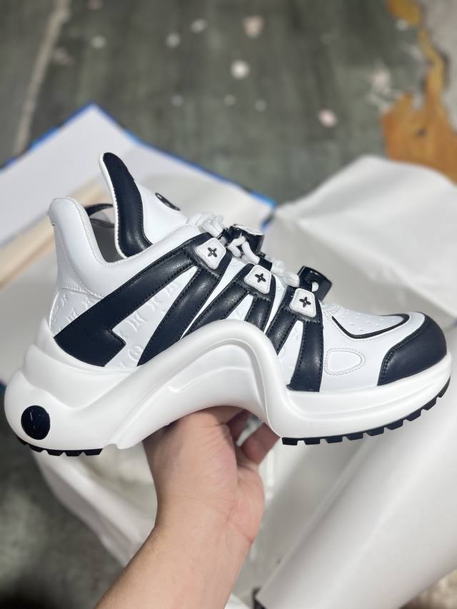 出厂： Louis Vuitton 路易威登 Lv休闲老爹鞋 弓形运动鞋 炸款米兰走秀风，真皮拼色减震网面运动弓型舞蹈复古老爹运动鞋。升级 原装配件5D效果礼盒