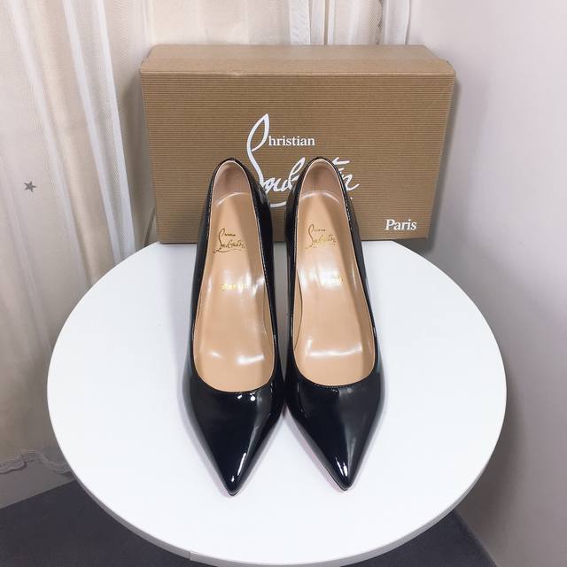 出厂： Christian Louboutin Cl经典款红底鞋 高跟鞋单鞋 颜色：黑色，白色、裸色，红色 跟高：6Cm、8Cm、10Cm 码数：34-42