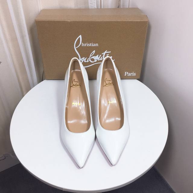 出厂： Christian Louboutin Cl经典款红底鞋 高跟鞋单鞋 颜色：黑色，白色、裸色，红色 跟高：6Cm、8Cm、10Cm 码数：34-42