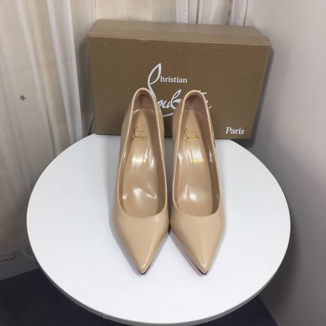 出厂： Christian Louboutin Cl经典款红底鞋 高跟鞋单鞋 颜色：黑色，白色、裸色，红色 跟高：6Cm、8Cm、10Cm 码数：34-42