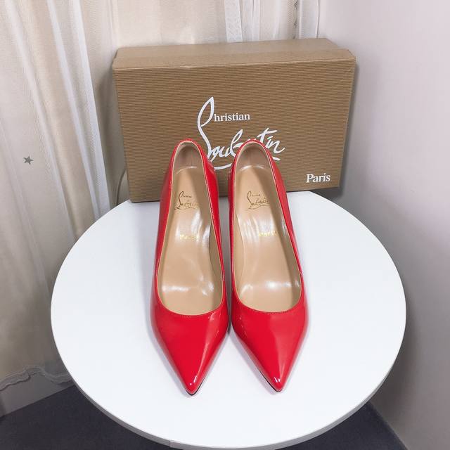 出厂： Christian Louboutin Cl经典款红底鞋 高跟鞋单鞋 颜色：黑色，白色、裸色，红色 跟高：6Cm、8Cm、10Cm 码数：34-42