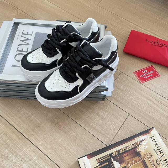 出厂： ，男码+10 Valentino 华伦天奴新款 Vt大铆钉低帮运动鞋板鞋 情侣款 半哑光工艺效果处理，超大铆钉细节，顶级印刷立体logo。 增高：5Cm