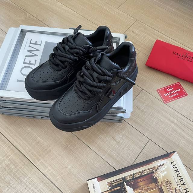 出厂： ，男码+10 Valentino 华伦天奴新款 Vt大铆钉低帮运动鞋板鞋 情侣款 半哑光工艺效果处理，超大铆钉细节，顶级印刷立体logo。 增高：5Cm