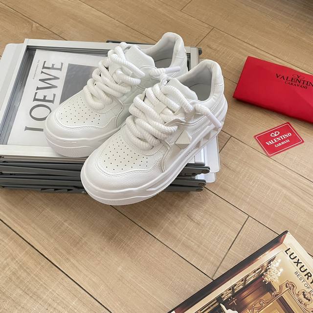 出厂： ，男码+10 Valentino 华伦天奴新款 Vt大铆钉低帮运动鞋板鞋 情侣款 半哑光工艺效果处理，超大铆钉细节，顶级印刷立体logo。 增高：5Cm