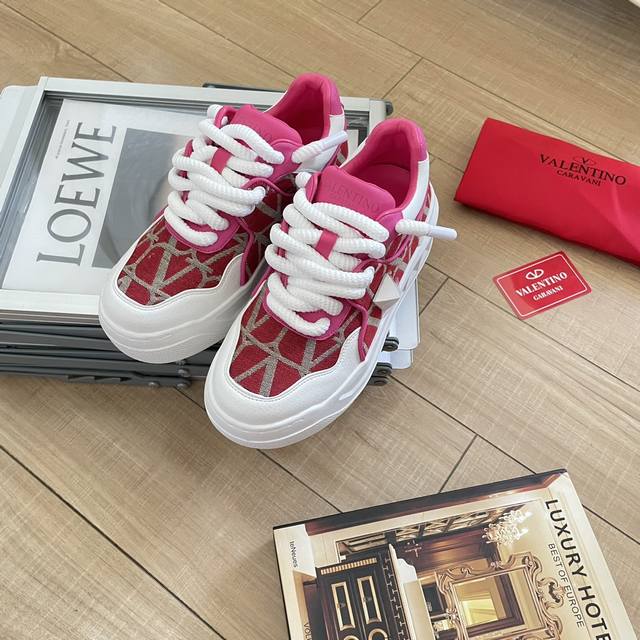出厂： Valentino 华伦天奴新款 Vt大铆钉低帮运动鞋板鞋 半哑光工艺效果处理，超大铆钉细节，顶级印刷立体logo。 增高：5Cm 码数：35-41女款