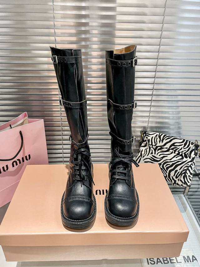 出厂： Miumiu春秋抢先版长靴火热上新、最近某宝已经卖爆的一款单品原标扣子一比一定制、绝对独一无二的款式、搽亮眼睛看看细节哦两个颜色选择、上脚舒服又百搭、现