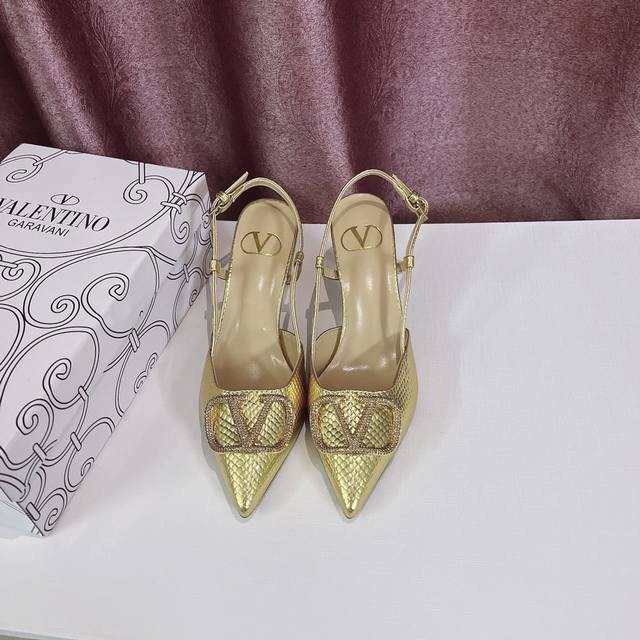出厂： Valentino 华伦天奴经典款 蛇纹系列 水钻v扣尖头高跟凉鞋 细跟凉鞋 跟高：8Cm 码数：34-42