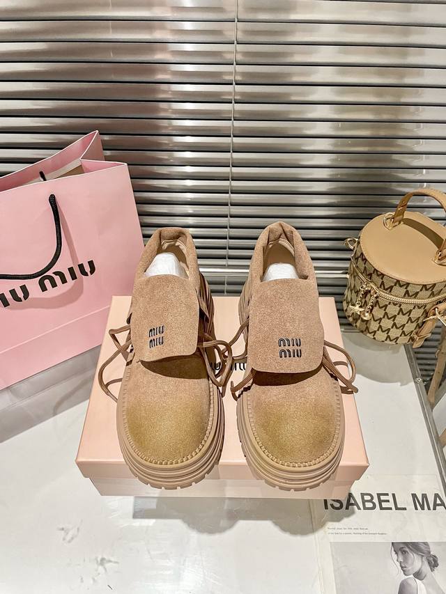 出厂： Miu Miu 顶级专柜 秋冬新款 官网上新 独家首发 Miu 24Ss 秋冬马丁靴 马丁靴 切尔西短靴短靴 Miu切尔西 Miu秋冬穿搭 秋冬新款 M
