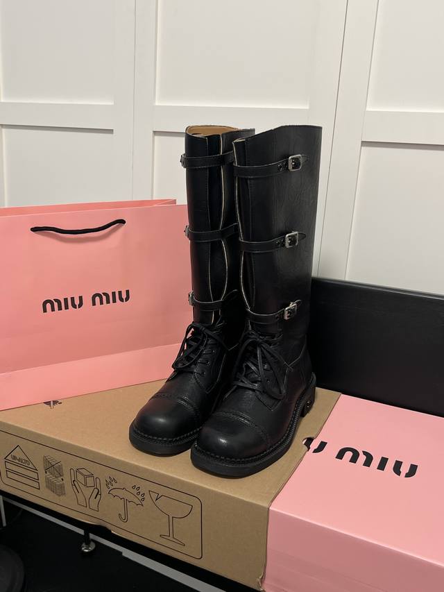 出厂： Miumiu 缪缪 秋冬新款 三扣粗跟长靴 马丁靴 长筒靴 机车靴 限量款高筒靴miu系全球限量款靴子 重工艺手工鞋 复古擦色牛皮气质马丁靴 满满的复古
