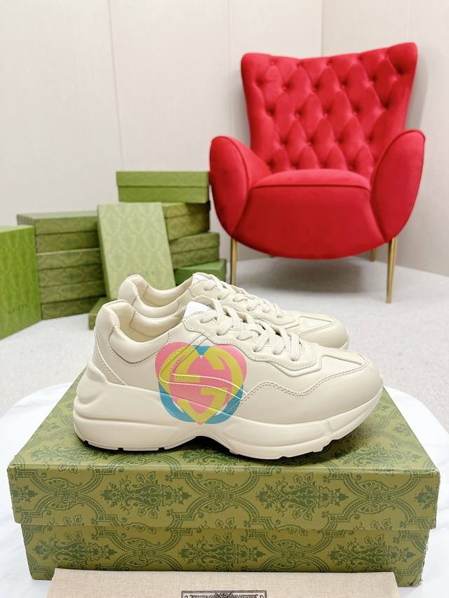 出厂： Gucci 古驰 经典休闲男女运动鞋 增高厚底老爹鞋 情侣款 此款老爹鞋在今年仍然还是很受欢迎。对于爱美的人来说，鞋柜里不仅应该有一双白色的鞋子，还应该