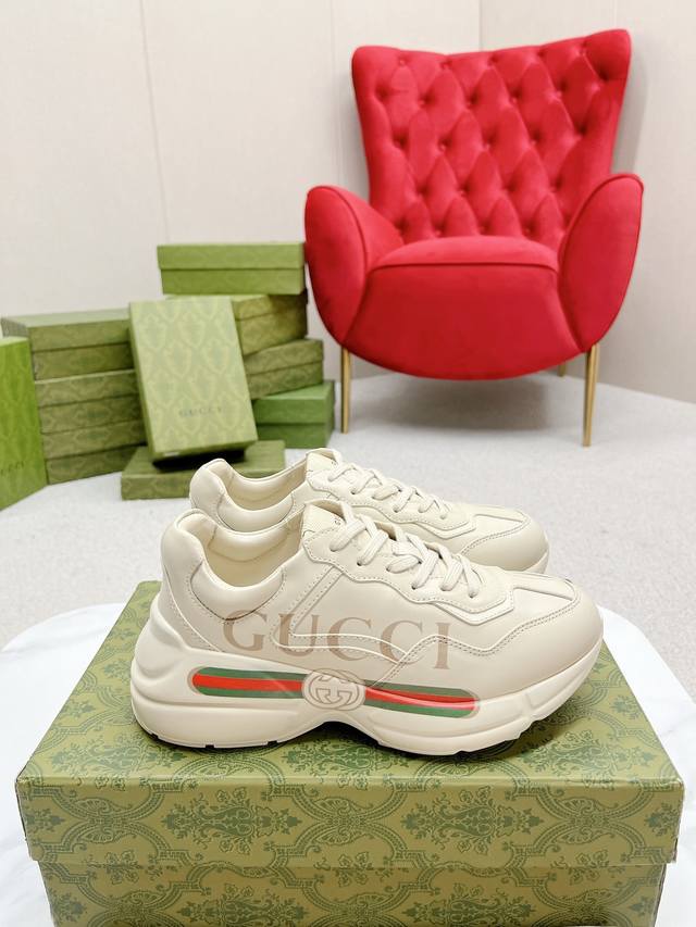 出厂： Gucci 古驰 经典休闲男女运动鞋 增高厚底老爹鞋 情侣款 此款老爹鞋在今年仍然还是很受欢迎。对于爱美的人来说，鞋柜里不仅应该有一双白色的鞋子，还应该
