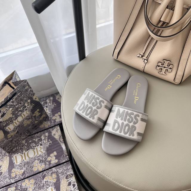 出厂： Dior 迪奥2025顶级专柜 早春系列 官网上新 全球首发 迪奥dior 25Ss -早春刺绣情侣拖 迪奥拖鞋 Dior拖 Dior 拖鞋 小红书早春