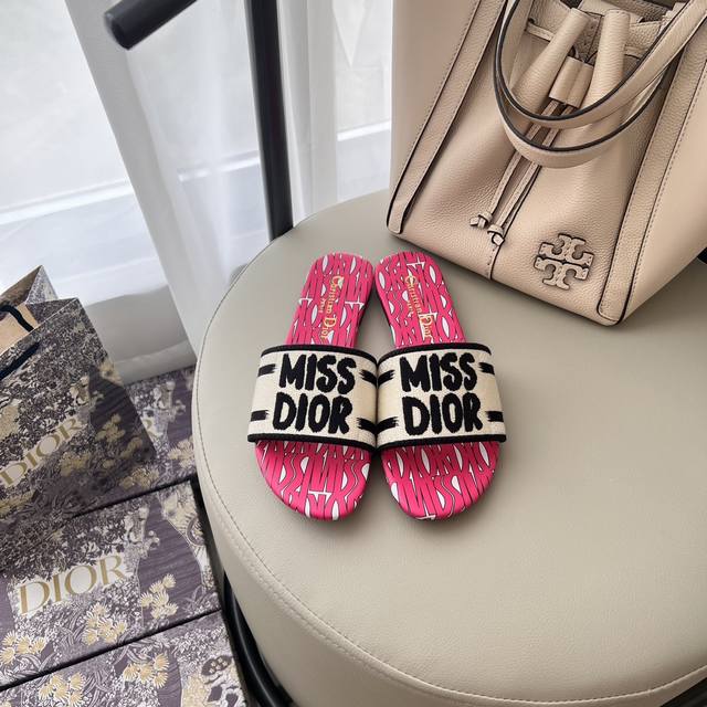 出厂： Dior 迪奥2025顶级专柜 早春系列 官网上新 全球首发 迪奥dior 25Ss -早春刺绣情侣拖 迪奥拖鞋 Dior拖 Dior 拖鞋 小红书早春