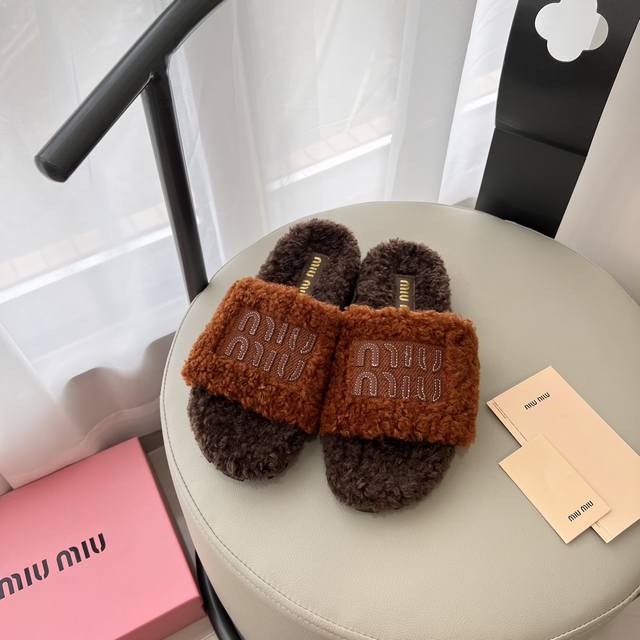出厂： Miumiu 2025顶级专柜 早春新款 官网上新 独家首发 Miiu 25Ss-字母羊毛拖 Miu毛拖 Miu鞋控 鞋控 Ins穿搭时尚 小红书推荐