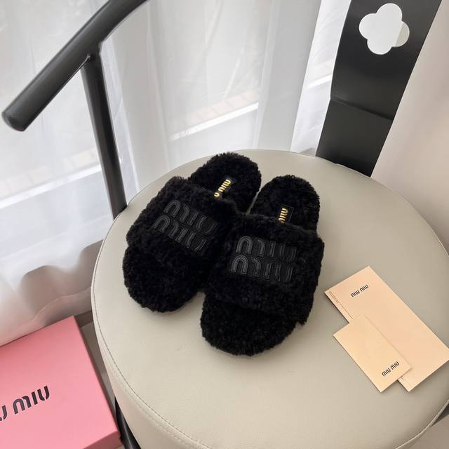 出厂： Miumiu 2025顶级专柜 早春新款 官网上新 独家首发 Miiu 25Ss-字母羊毛拖 Miu毛拖 Miu鞋控 鞋控 Ins穿搭时尚 小红书推荐
