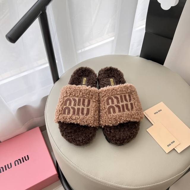 出厂： Miumiu 2025顶级专柜 早春新款 官网上新 独家首发 Miiu 25Ss-字母羊毛拖 Miu毛拖 Miu鞋控 鞋控 Ins穿搭时尚 小红书推荐