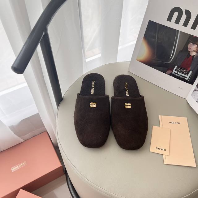 出厂： Miu Miu 顶级专柜 秋冬新款 官网上新 独家首发 Miu 24Ss 秋冬包头拖 Miu毛拖 Miu拖 Miumiu 秋冬新款 Miu毛毛包头拖 小