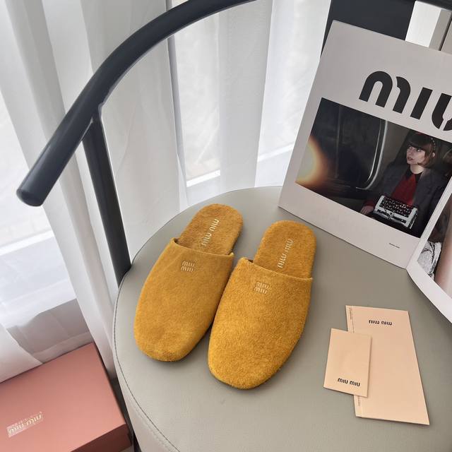 出厂： Miu Miu 顶级专柜 秋冬新款 官网上新 独家首发 Miu 24Ss 秋冬包头拖 Miu毛拖 Miu拖 Miumiu 秋冬新款 Miu毛毛包头拖 小