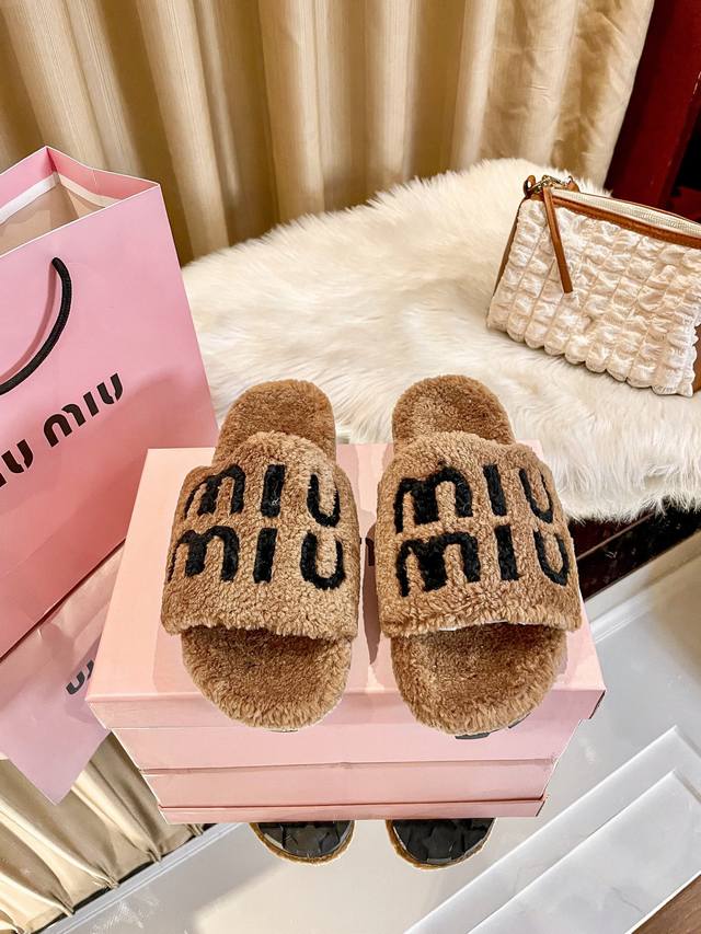 出厂： Miumiu换季啦换季啦新款平底毛毛拖火热上新、质量材质看得见防寒保暖神器、秋冬必备的一款产品、6个颜色官网同步更新、防滑底设计、适合居家办公必备、入手
