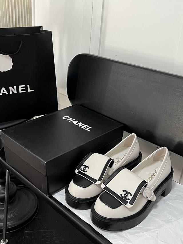 出厂： Chanel 香奈儿24P 学院风黑白熊貓粗跟厚底乐福鞋 今年嘅香奈兒真嘅風格改變了！ 鞋比想象中可愛，增高很多很多很多， 5厘米，相當於著了個高跟鞋，
