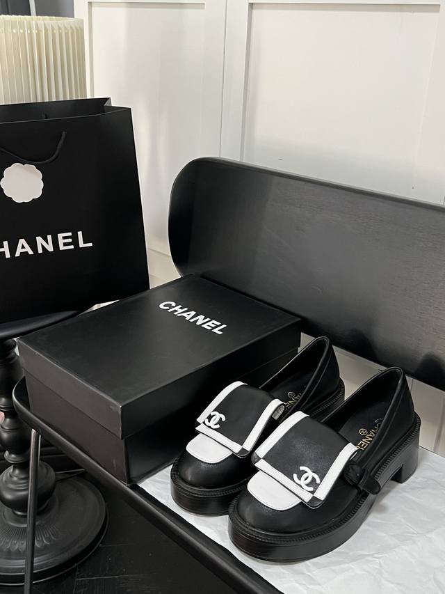 出厂： Chanel 香奈儿24P 学院风黑白熊貓粗跟厚底乐福鞋 今年嘅香奈兒真嘅風格改變了！ 鞋比想象中可愛，增高很多很多很多， 5厘米，相當於著了個高跟鞋，