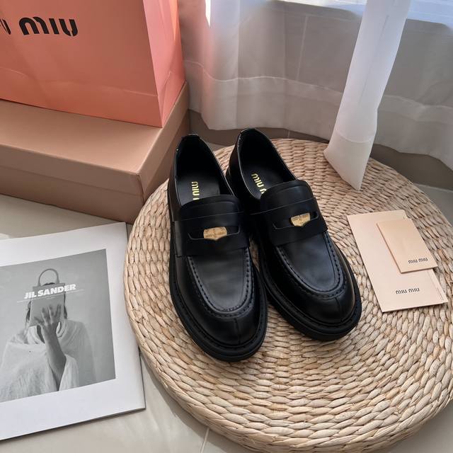出厂： Miu Miu 2025顶级专柜 早春新款 官网上新 独家首发 Miumiu 24Ss-复古金币厚底乐福鞋 休闲鞋 Miu潮鞋 Miu鞋控 时装周新款